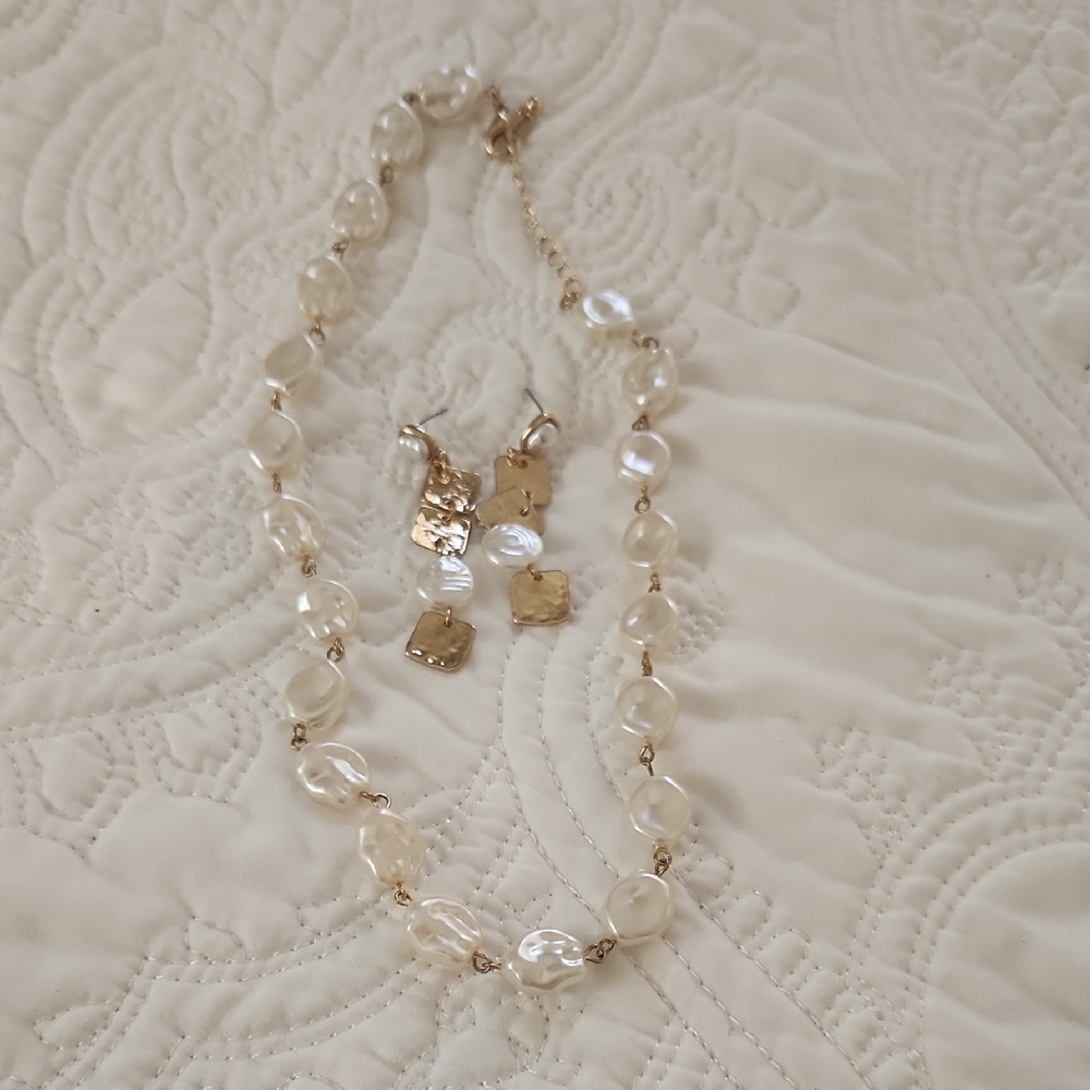 Elegant Pearl and Gold Necklace Set